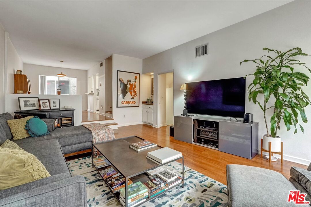 1828 Barry Ave Unit: 4