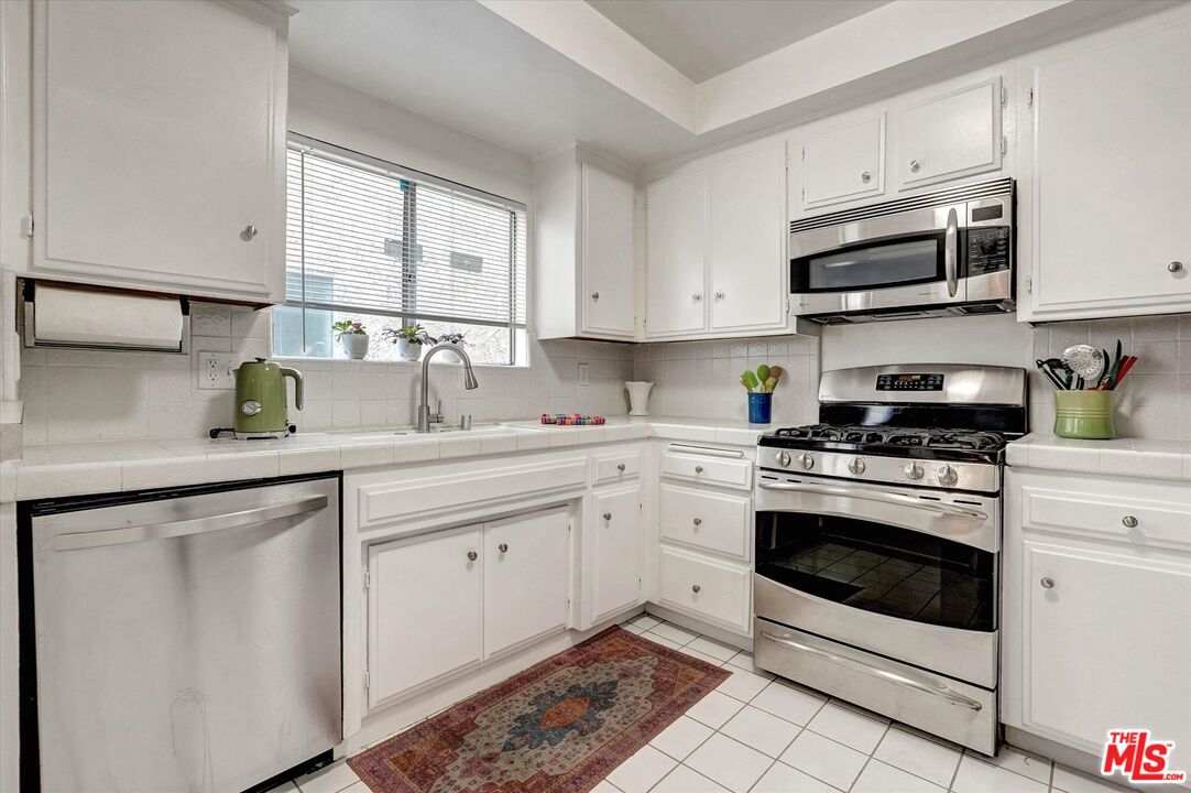 1828 Barry Ave Unit: 4