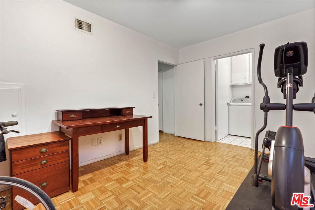 1828 Barry Ave Unit: 4