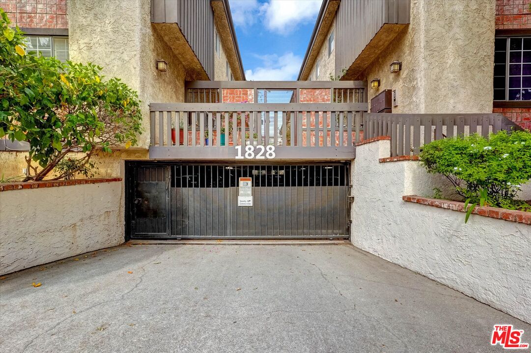 1828 Barry Ave Unit: 4