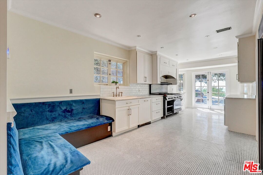 2200 Outpost Dr