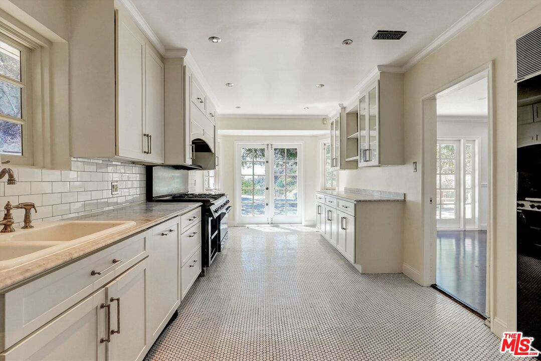 2200 Outpost Dr