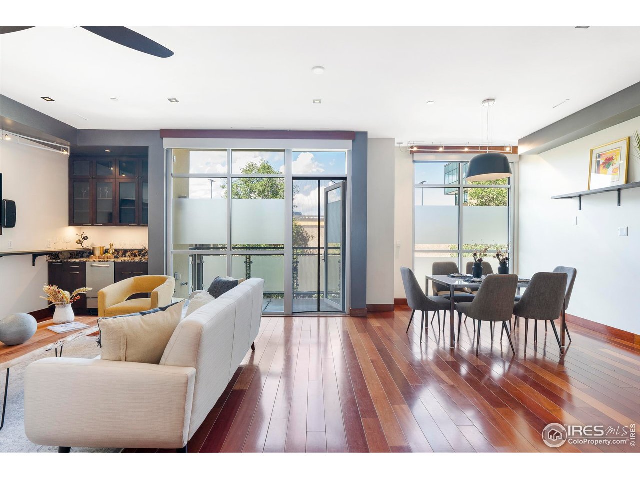 1155 Canyon Blvd 207