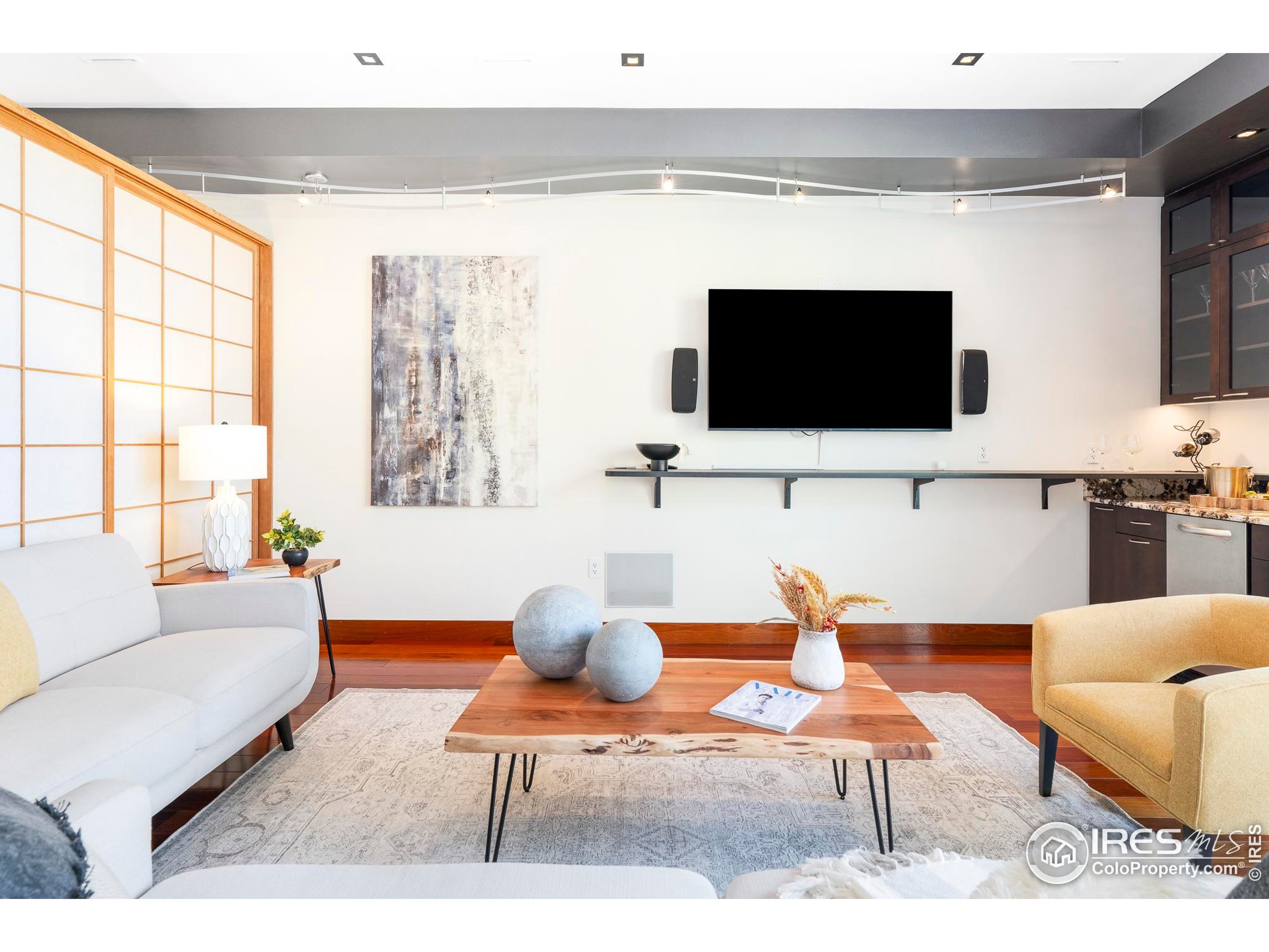 1155 Canyon Blvd 207