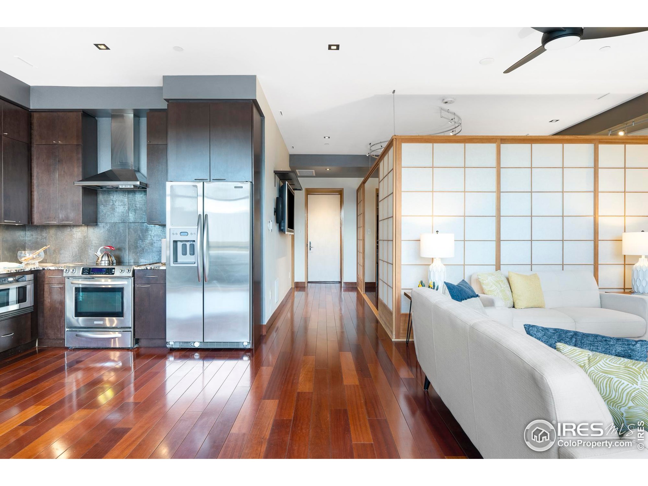 1155 Canyon Blvd 207