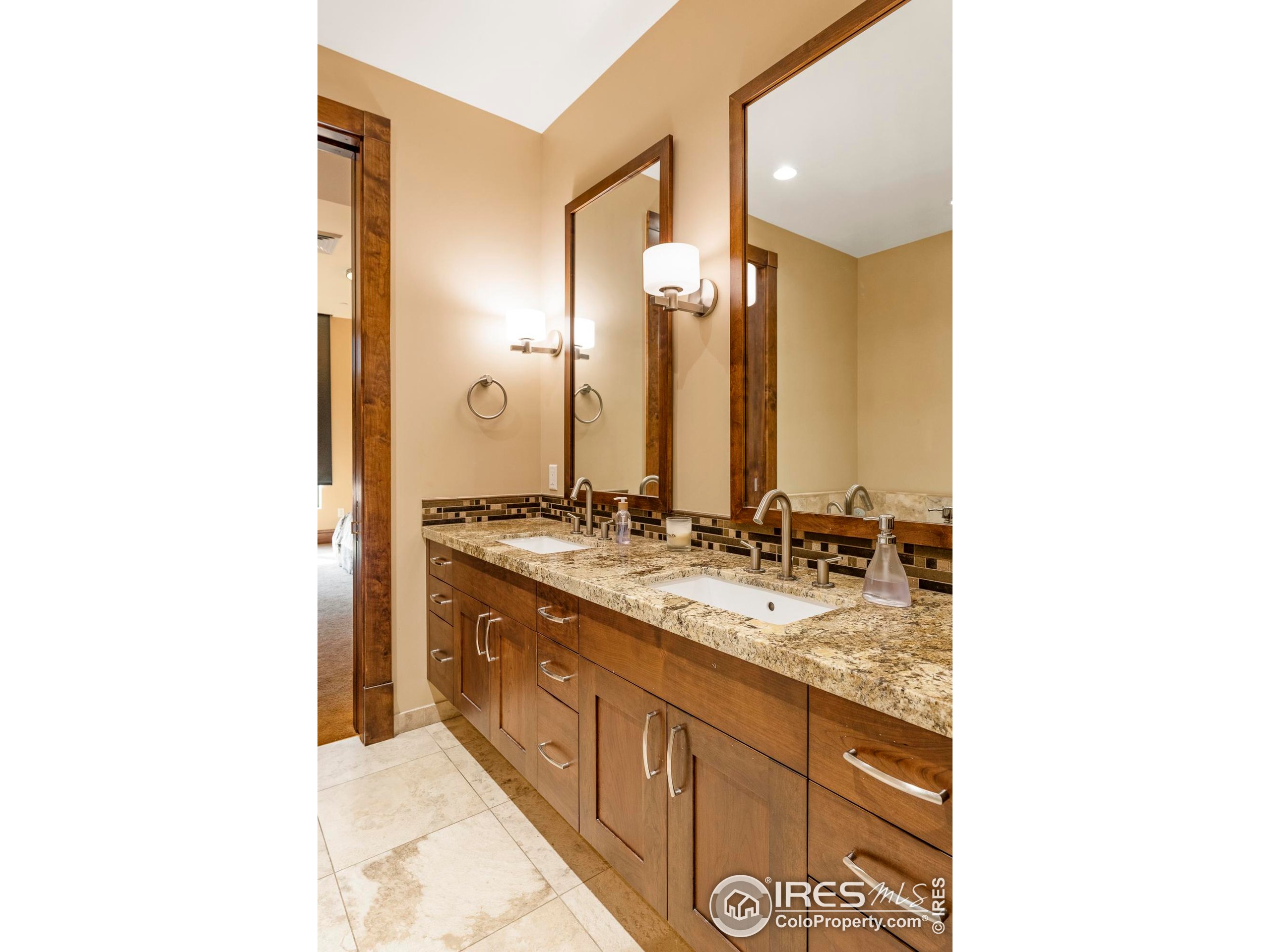 1077 Canyon Blvd 304