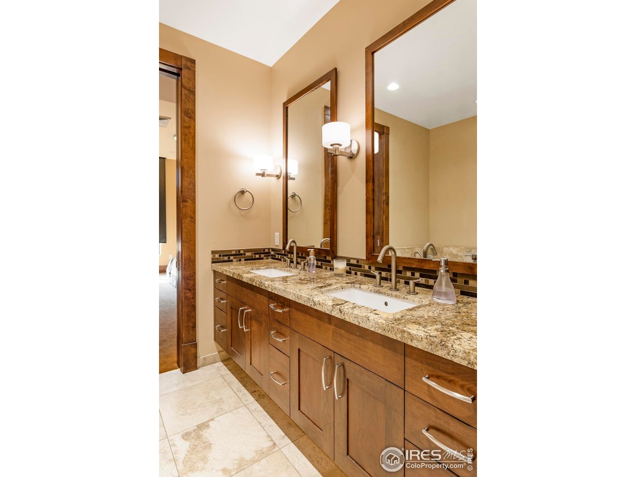 1077 Canyon Blvd 304