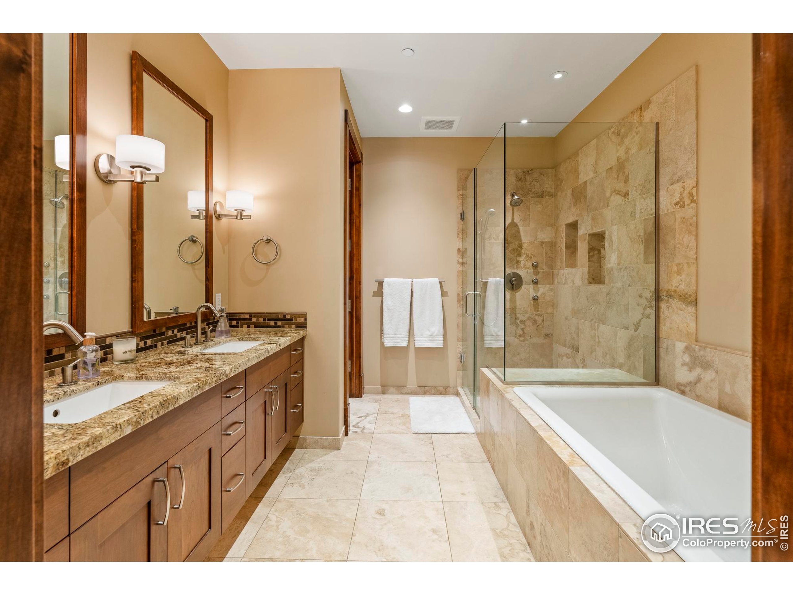 1077 Canyon Blvd 304