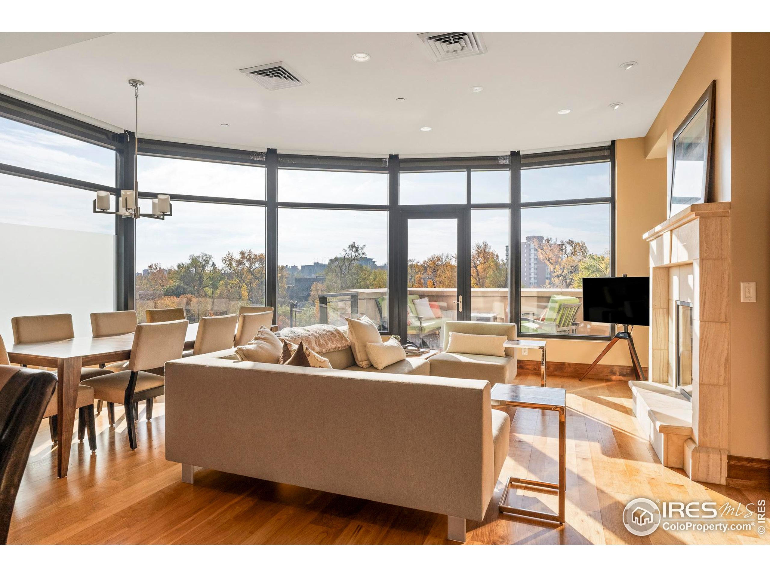 1077 Canyon Blvd 304