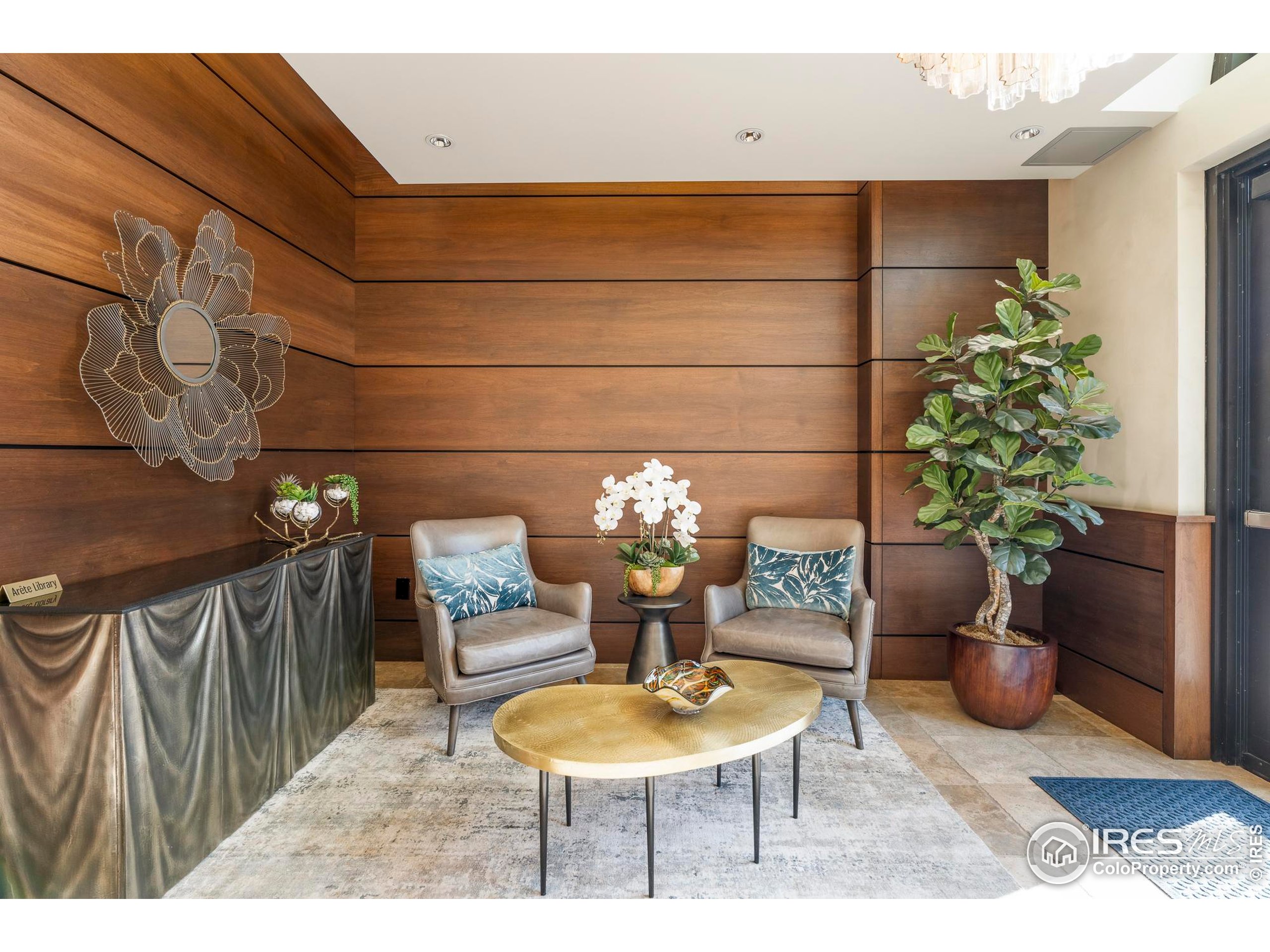 1077 Canyon Blvd 304