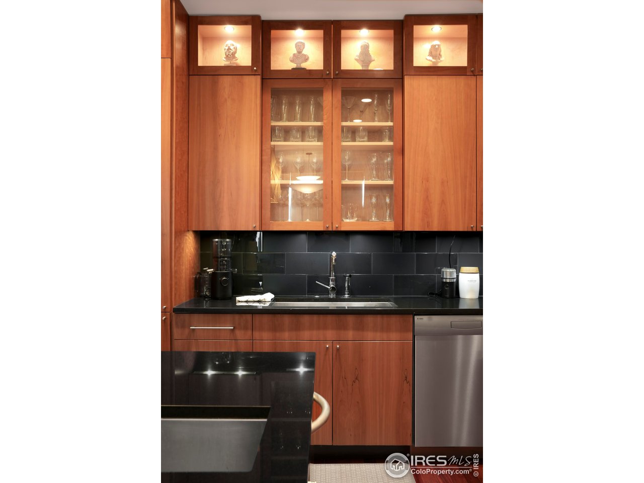 1155 Canyon Blvd 202