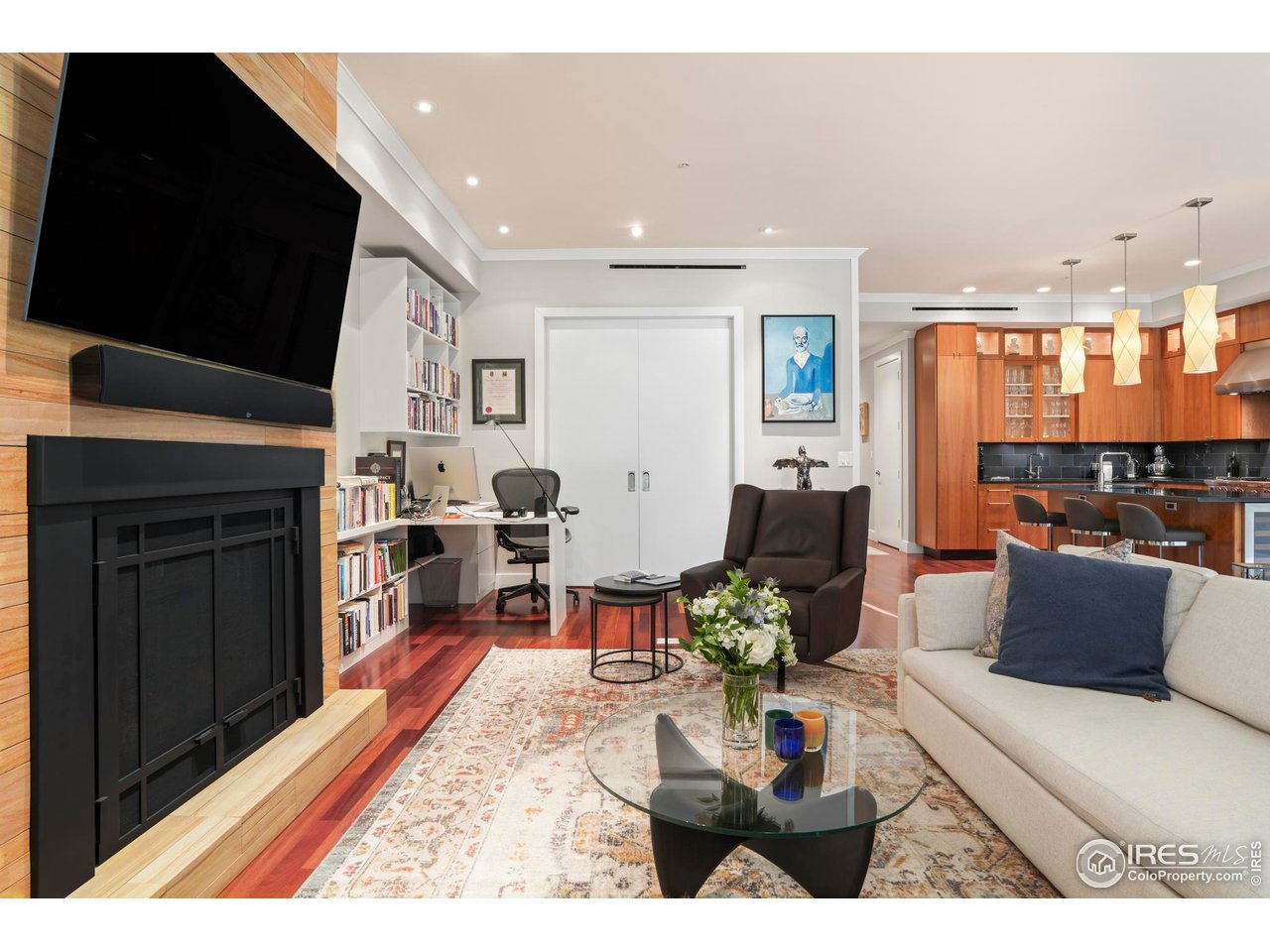 1155 Canyon Blvd 202