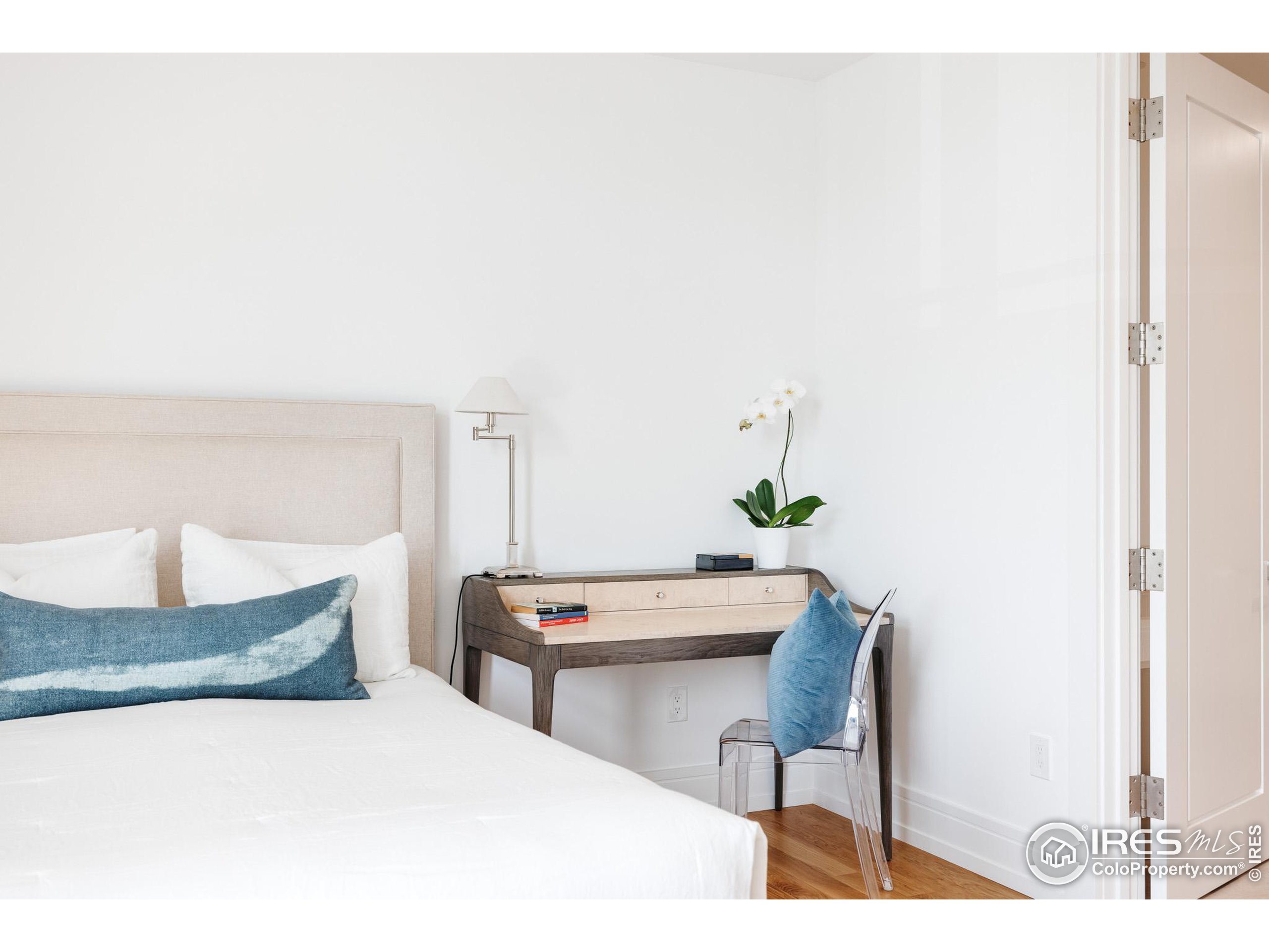 1077 Canyon Blvd Unit: 204