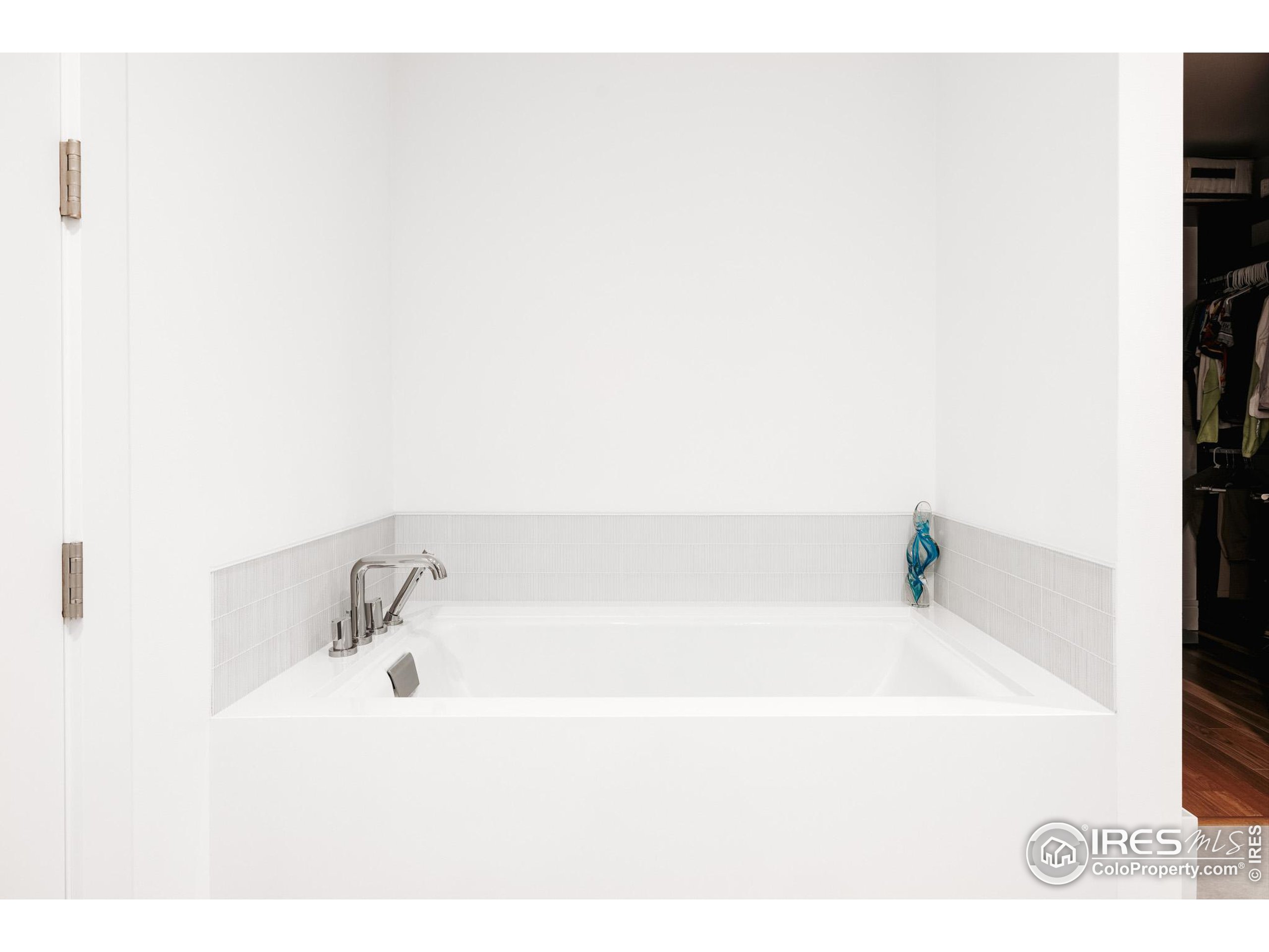 1077 Canyon Blvd Unit: 204