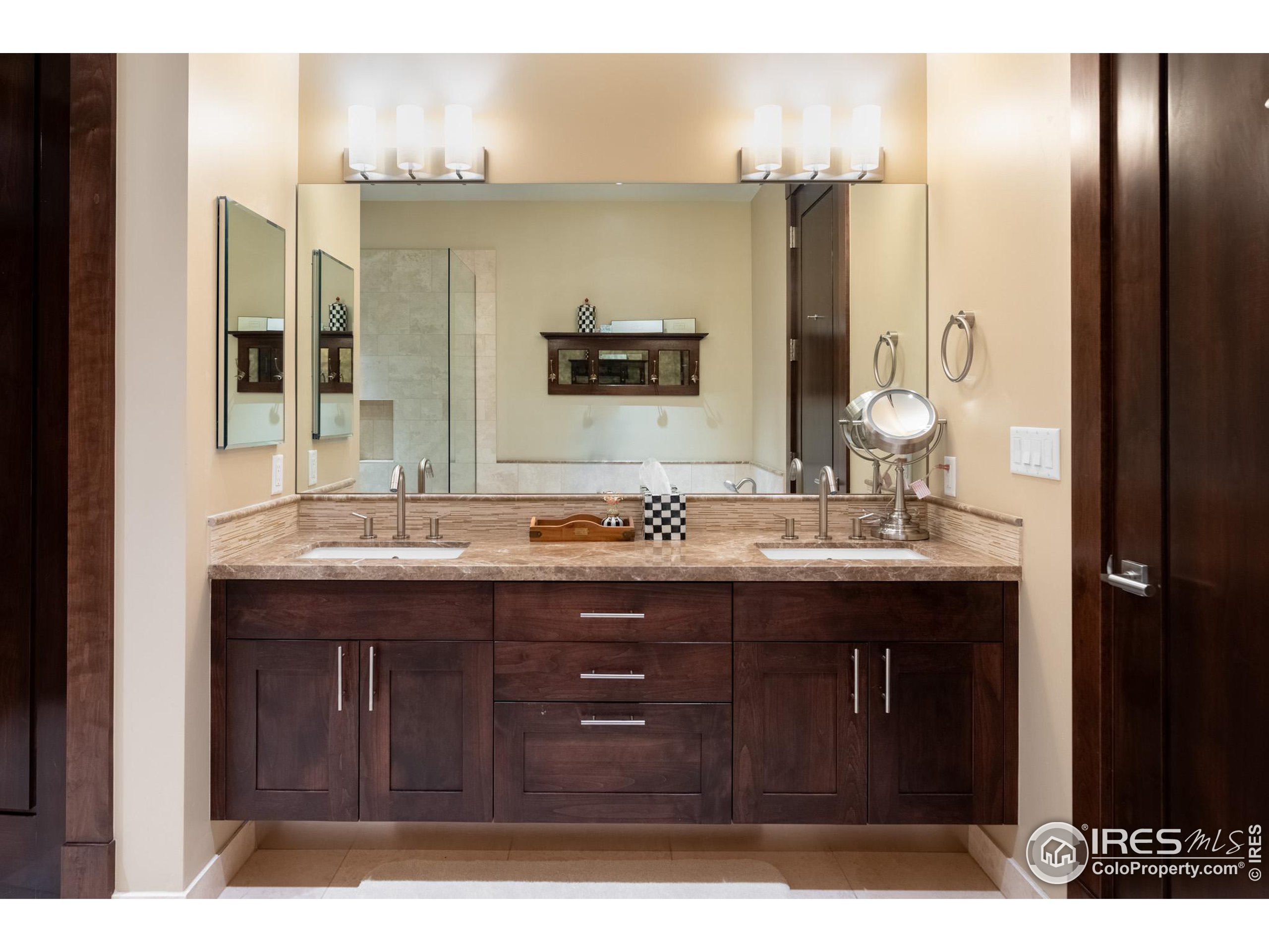 1077 Canyon Blvd Unit: 201