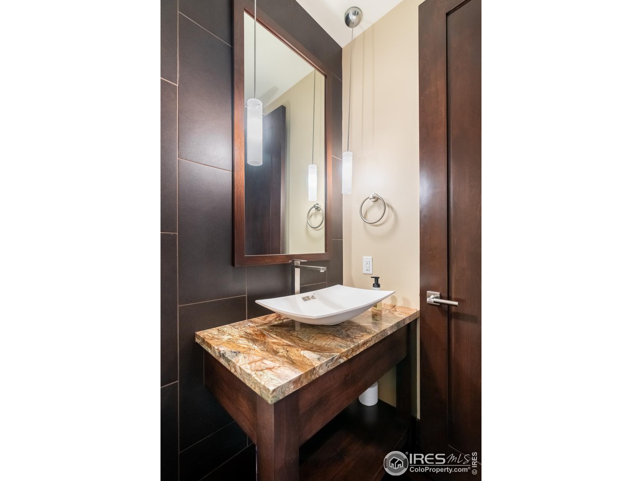 1077 Canyon Blvd Unit: 201