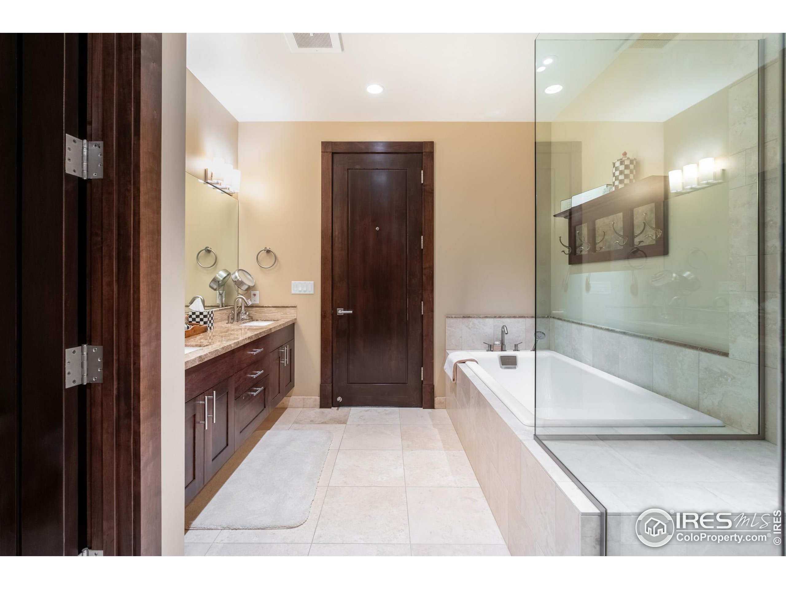 1077 Canyon Blvd Unit: 201