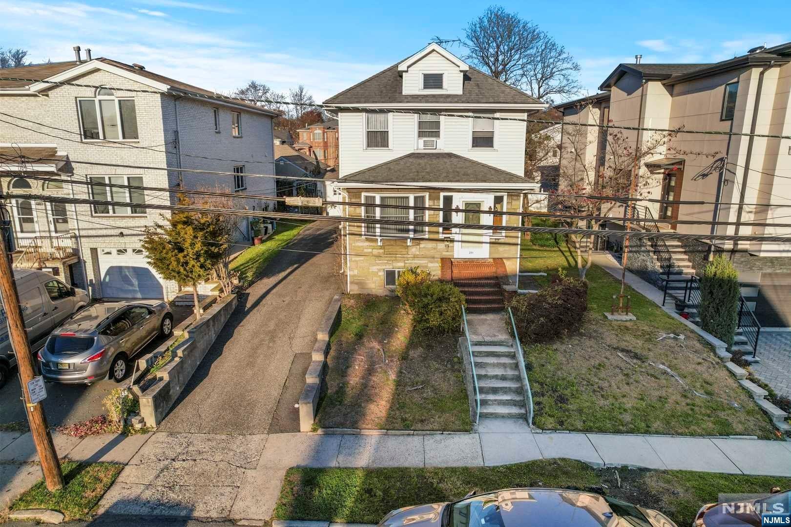 211 E Harriet Avenue