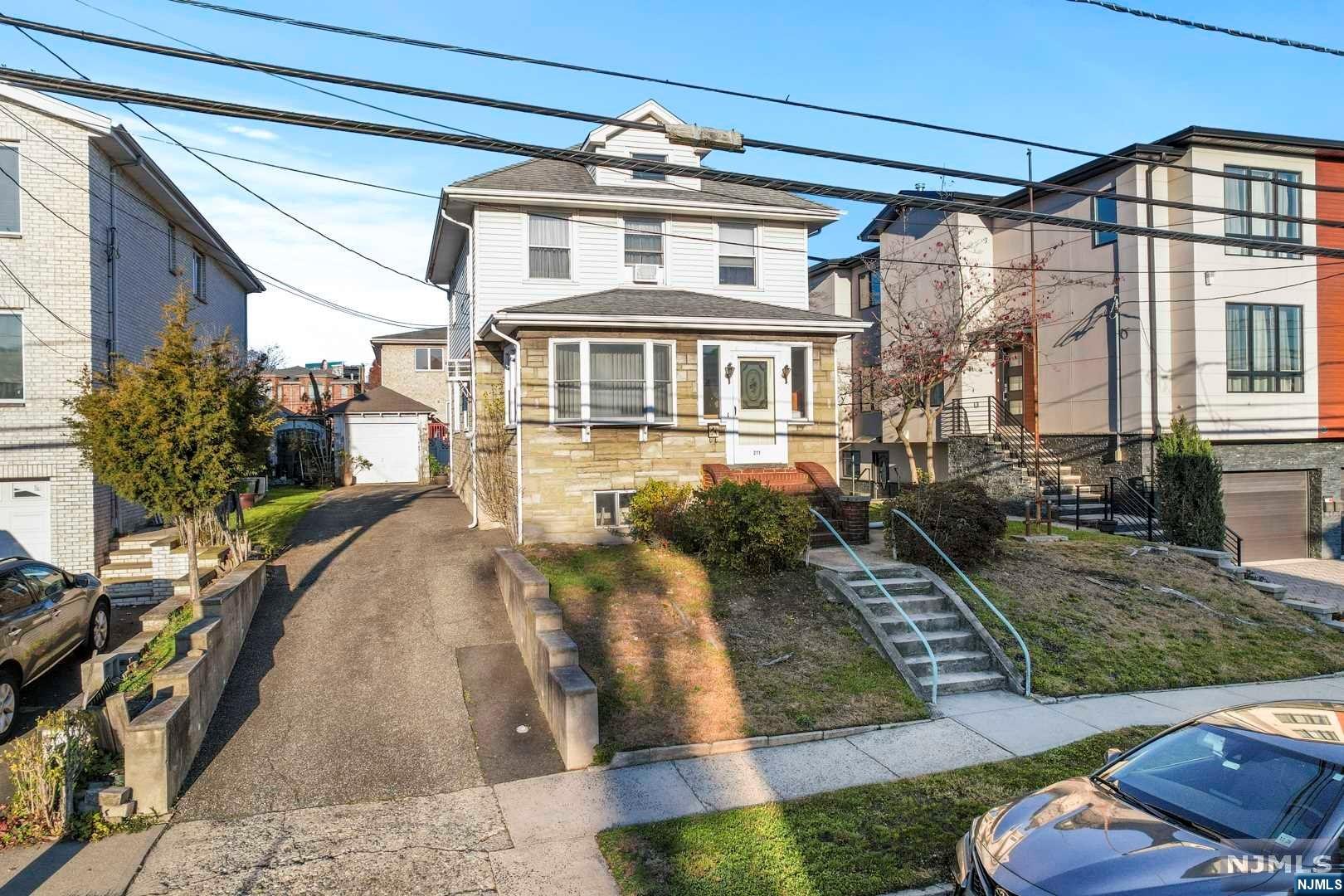 211 E Harriet Avenue