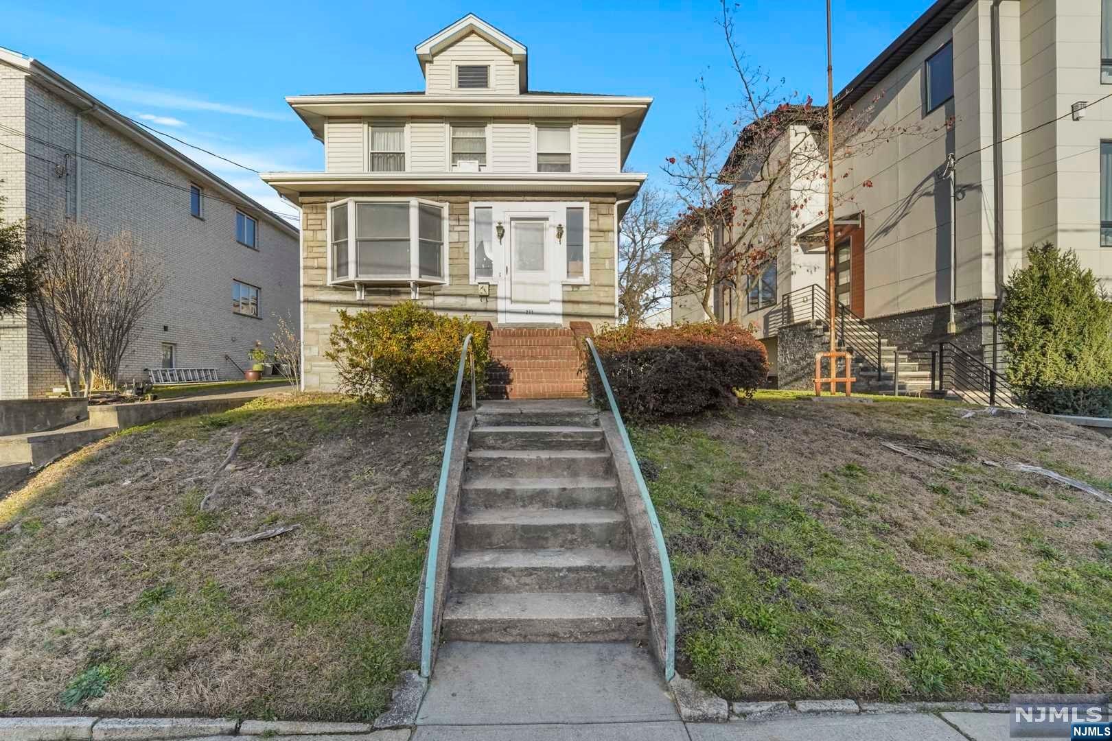 211 E Harriet Avenue