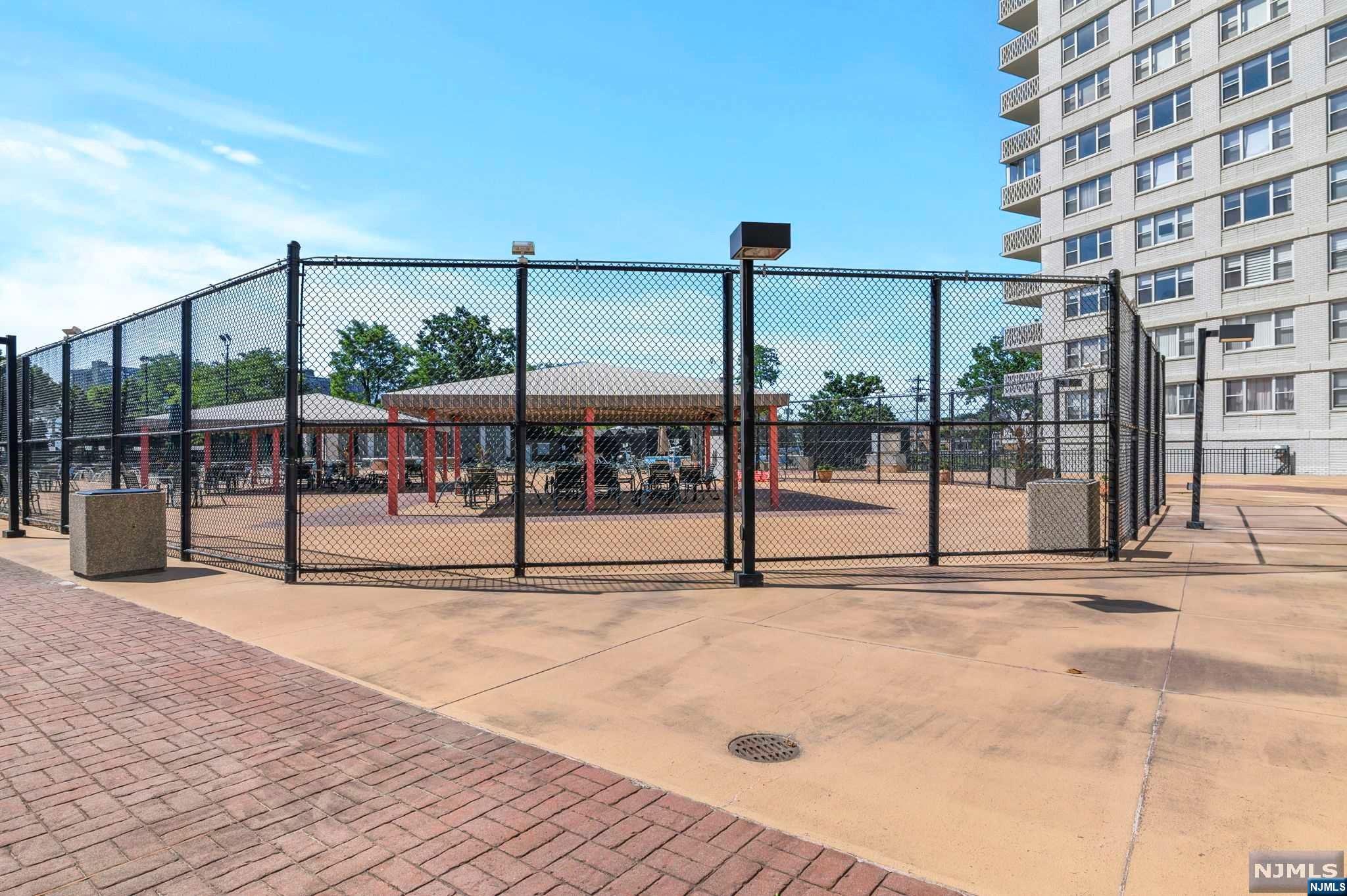 2000 Linwood Avenue 23G
