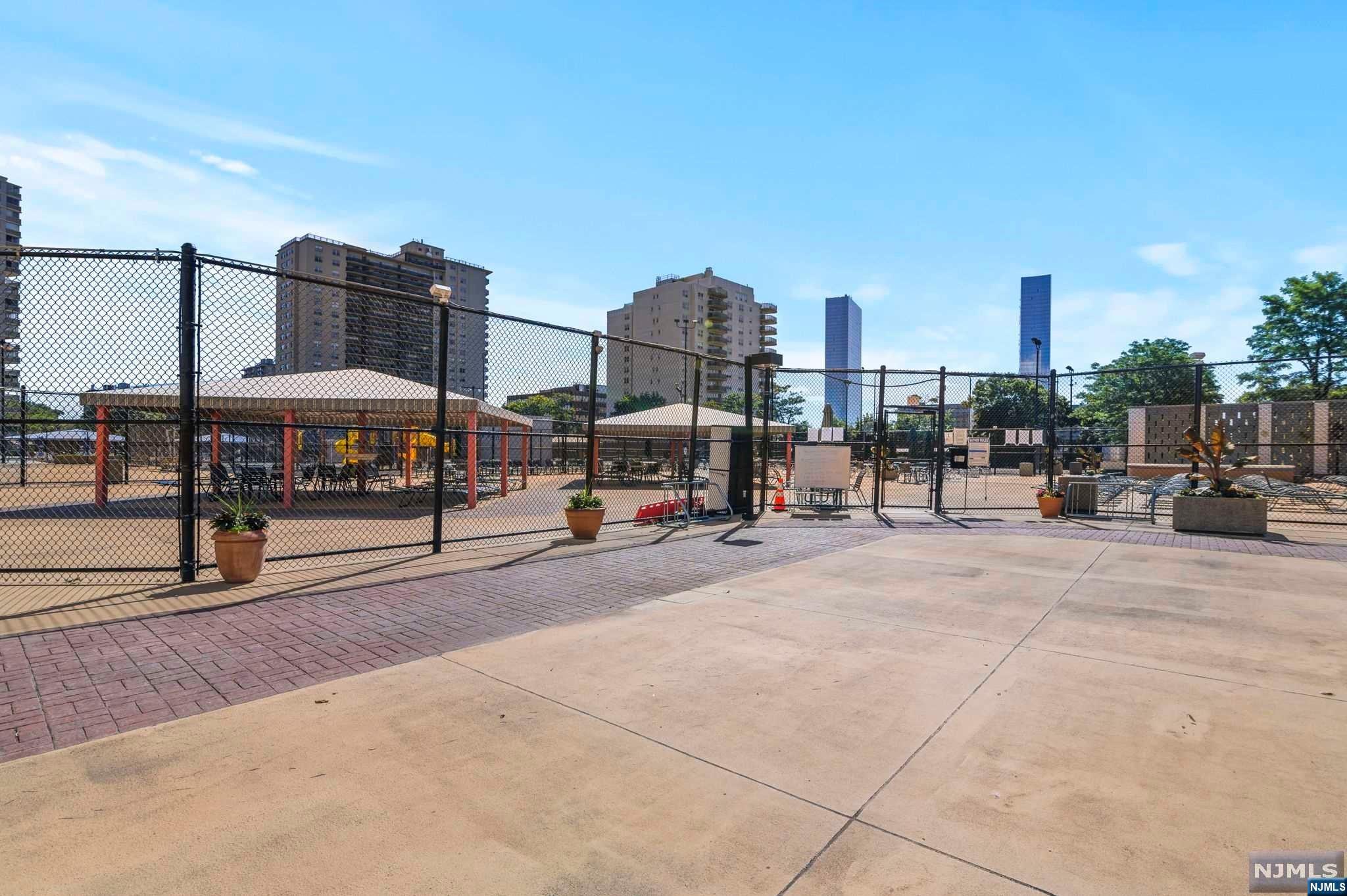 2000 Linwood Avenue 23G