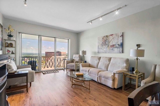 2000 Linwood Avenue 23G