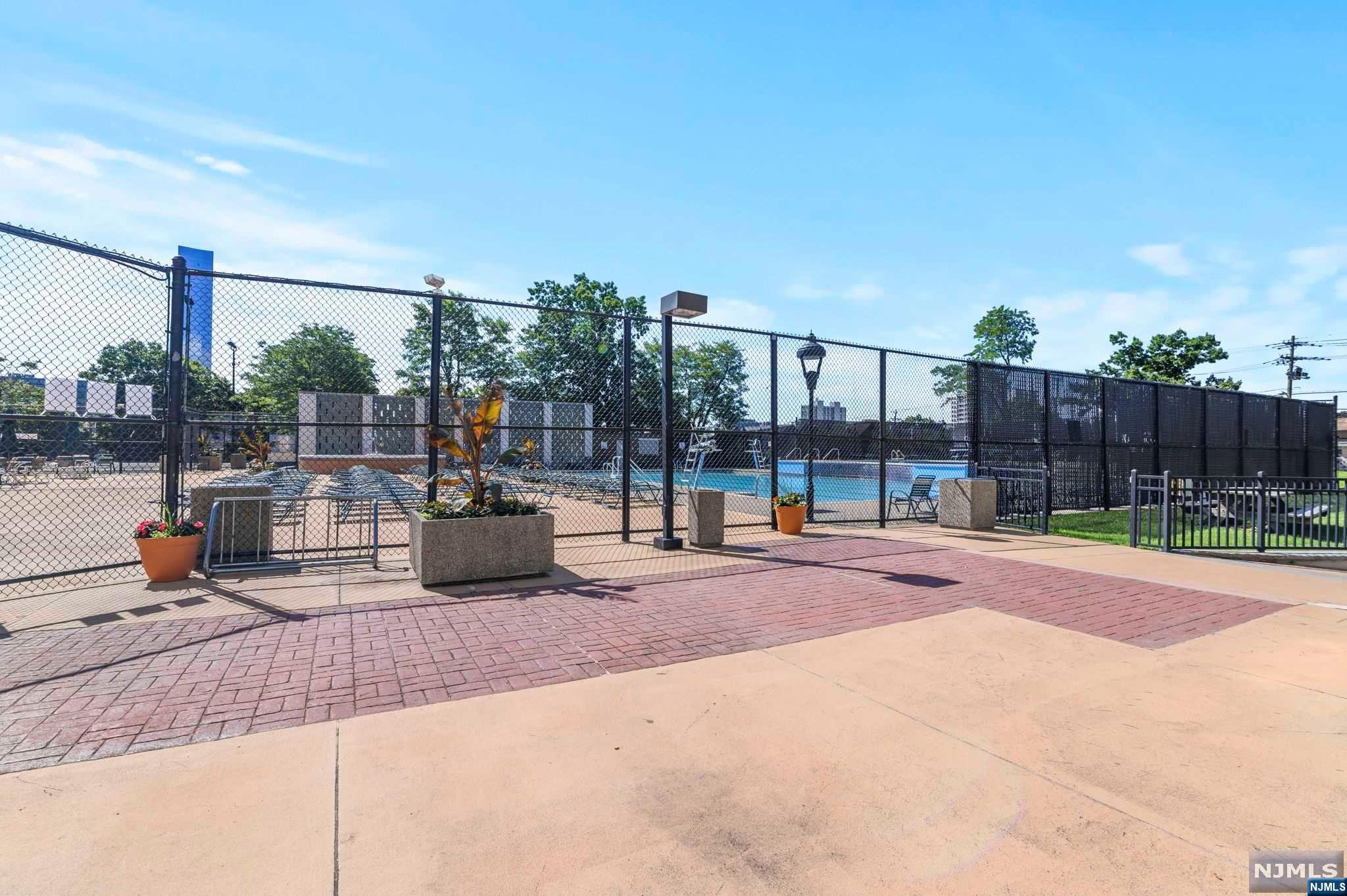 2000 Linwood Avenue 23G