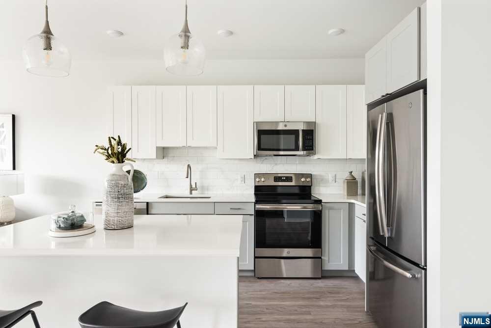 15 W Johnson Avenue