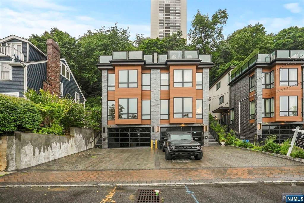 710 Undercliff Avenue