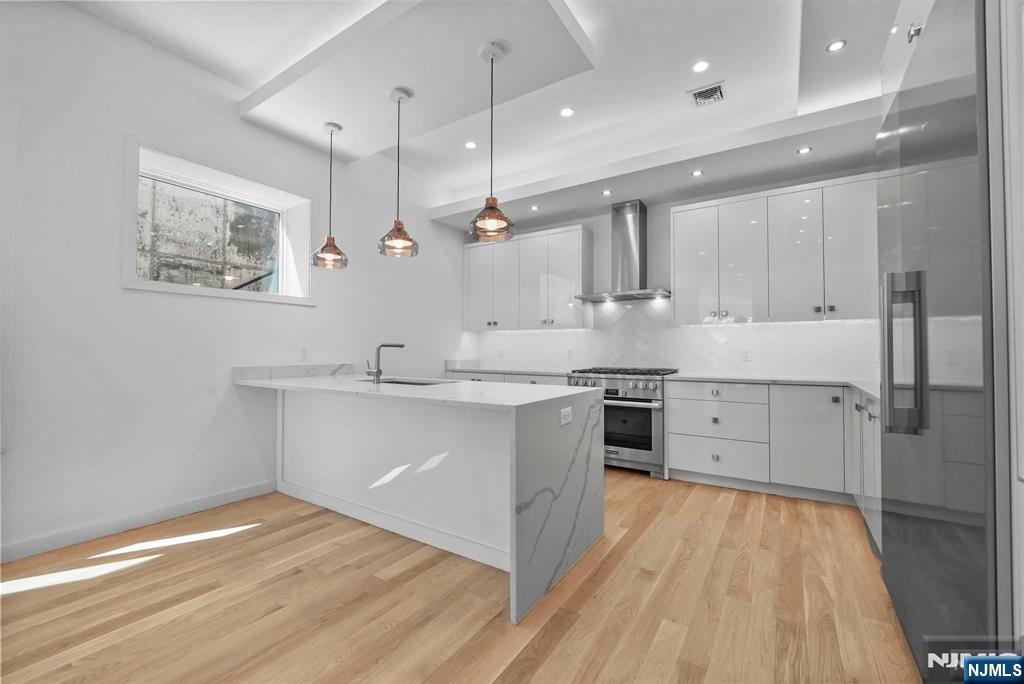 710 Undercliff Avenue