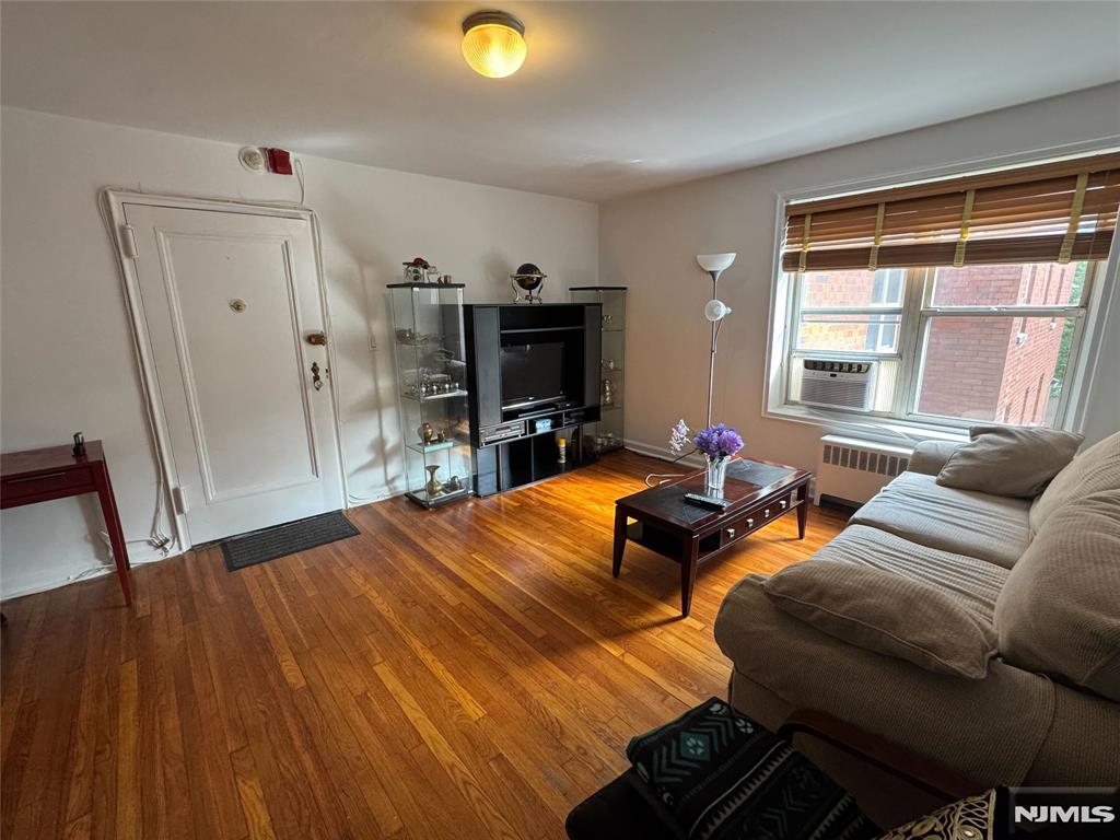 2320 Linwood Avenue 2D