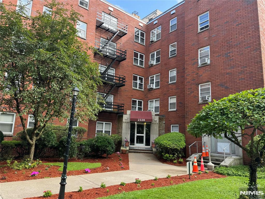 2320 Linwood Avenue 2D