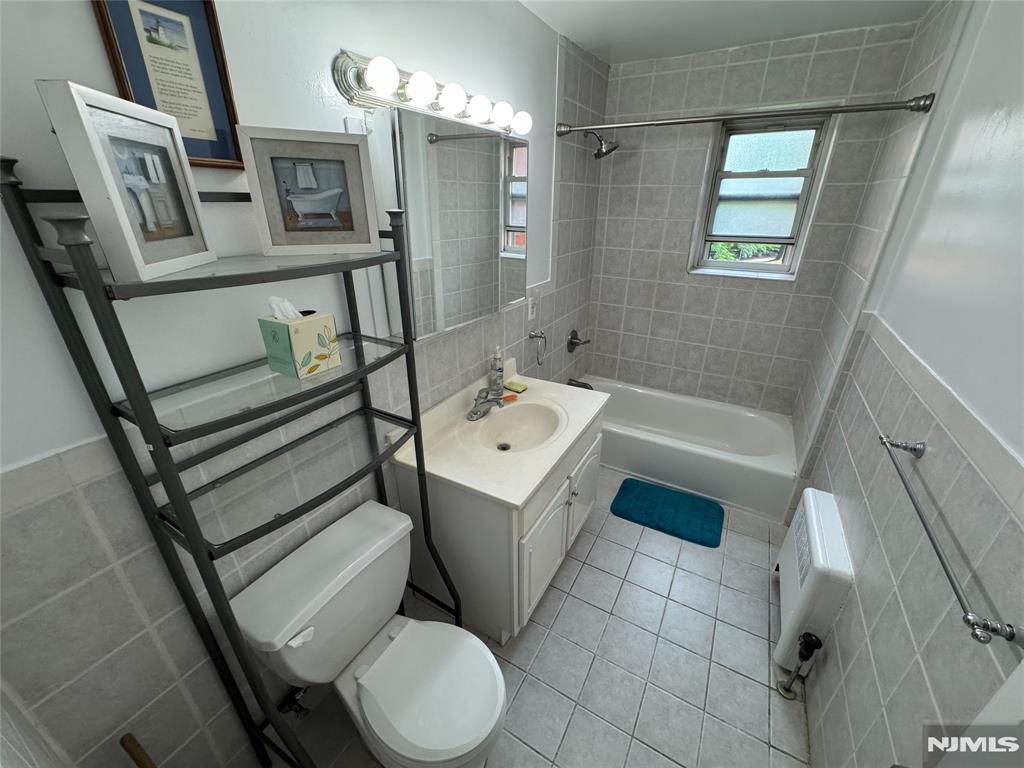 2320 Linwood Avenue 2D