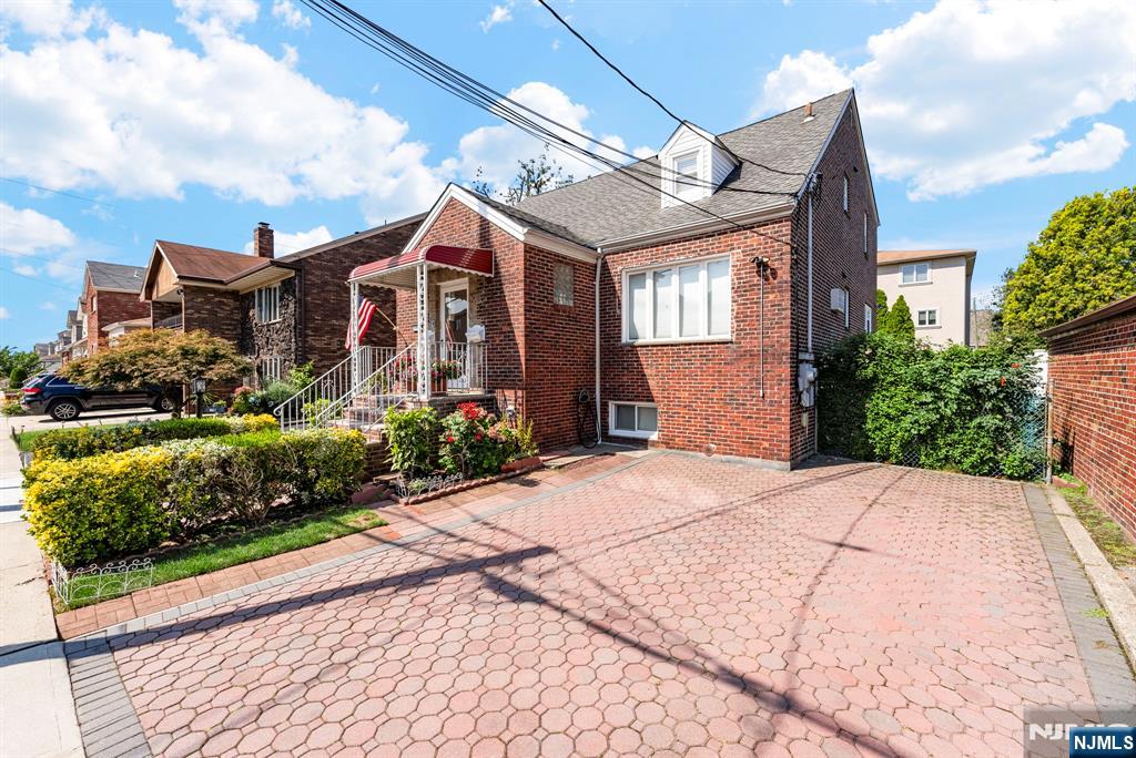461 9th Street 2nd Floor
