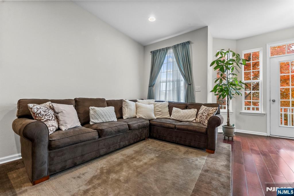6 Creekside Court