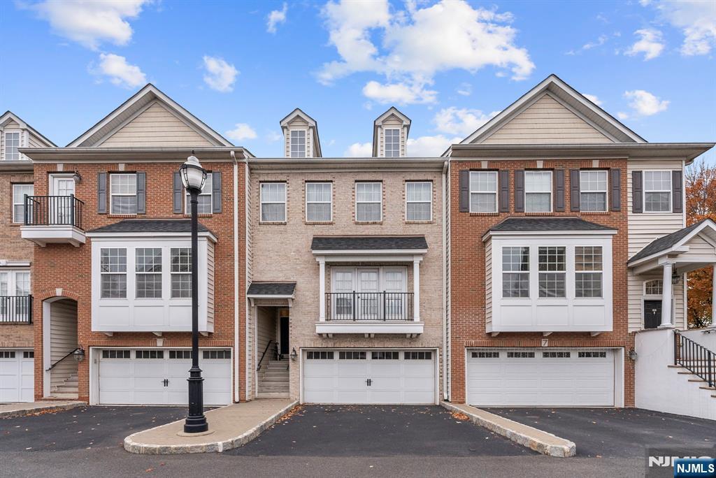 6 Creekside Court