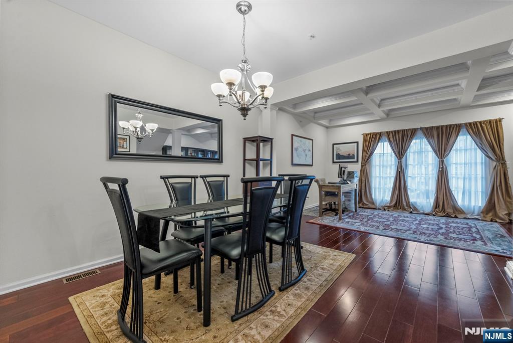 6 Creekside Court
