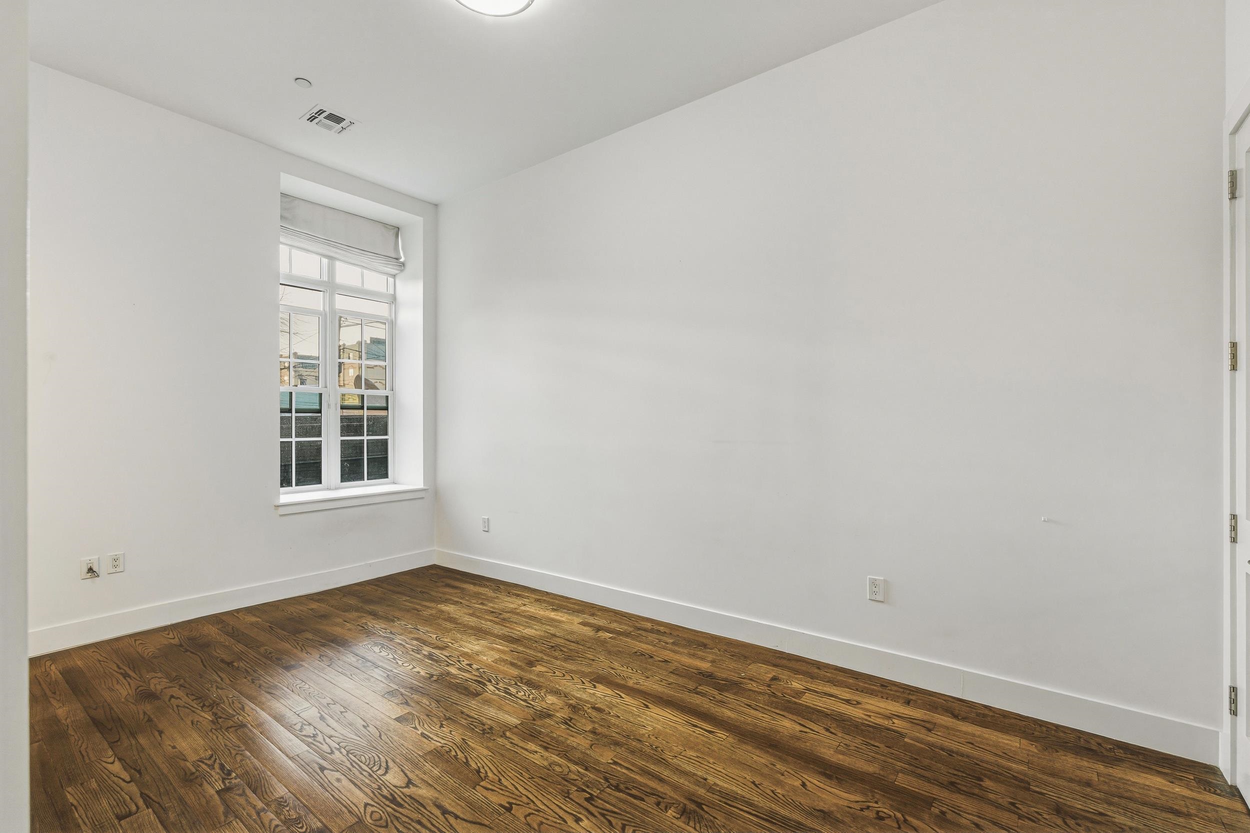 304 PAVONIA AVE Unit: 102