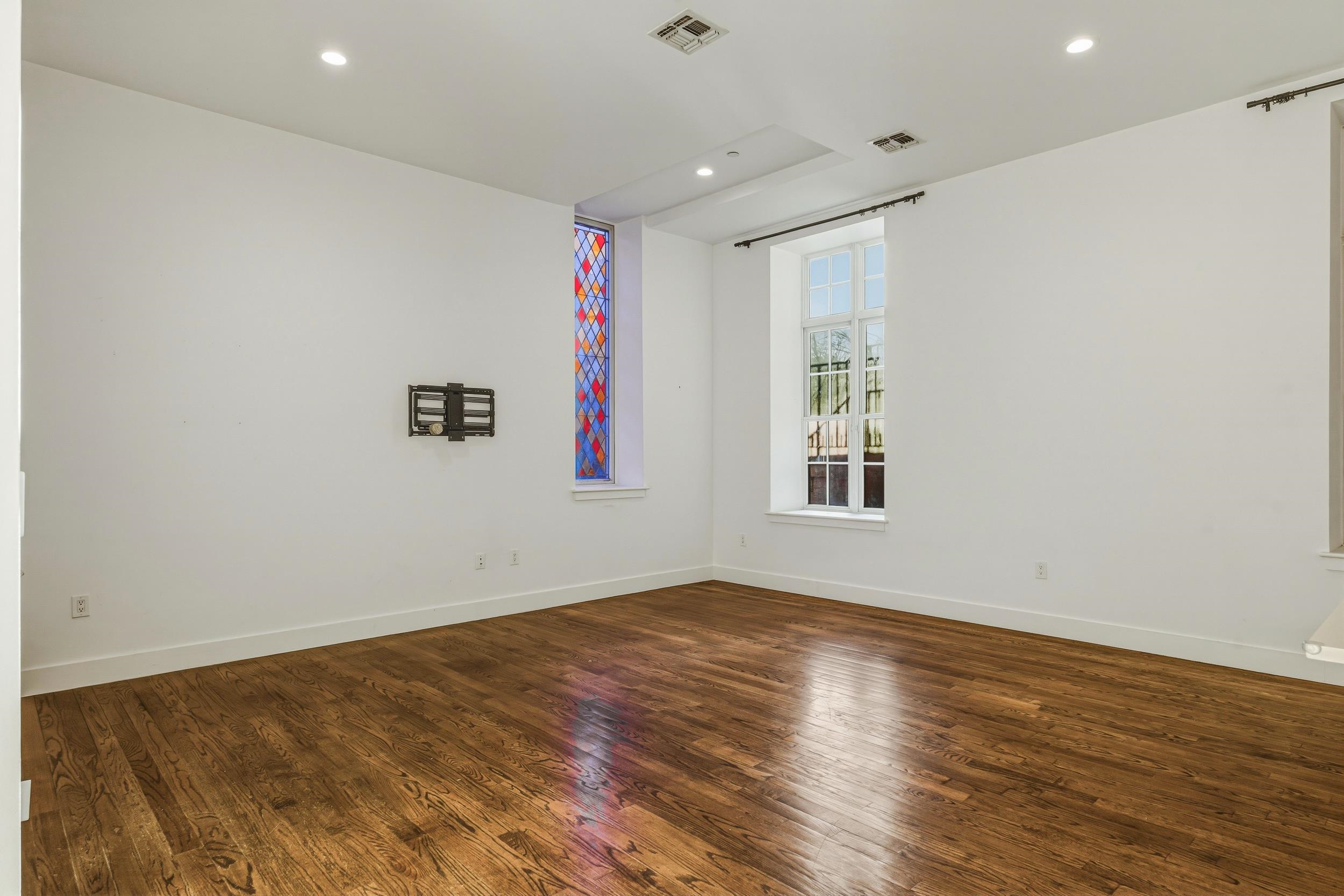 304 PAVONIA AVE Unit: 102