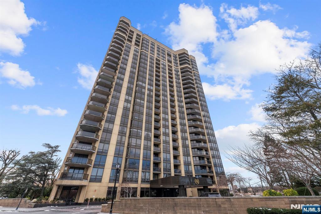 900 Palisade Avenue 8B