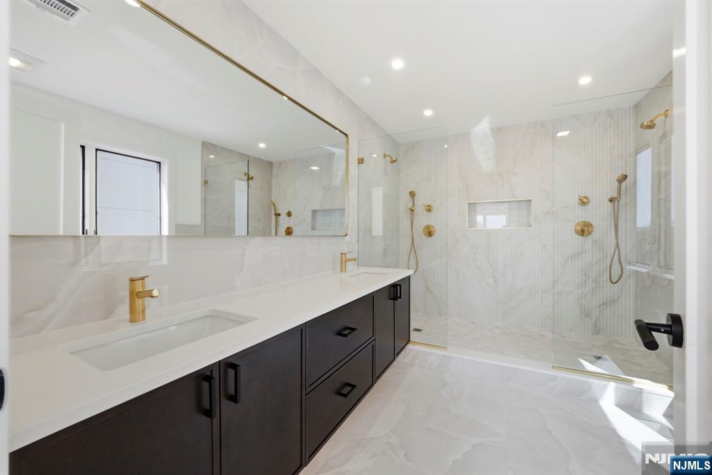 211 E Harriet Avenue B