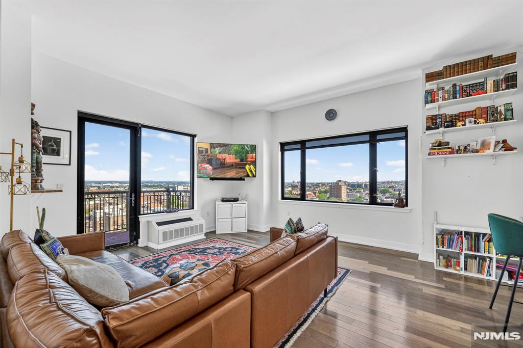 3312 Hudson Avenue 12K