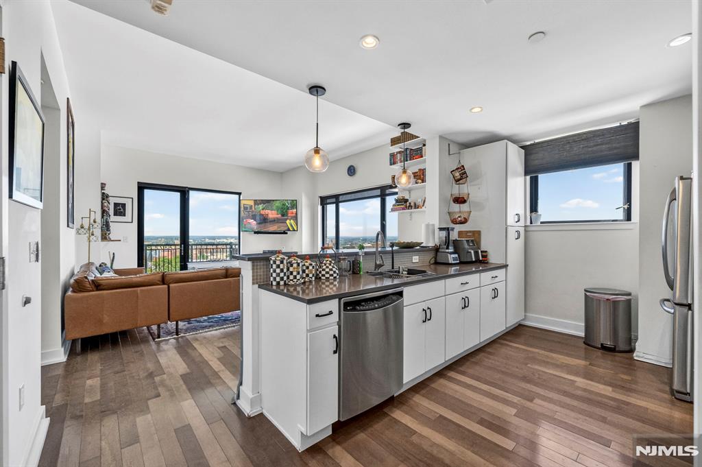 3312 Hudson Avenue 12K