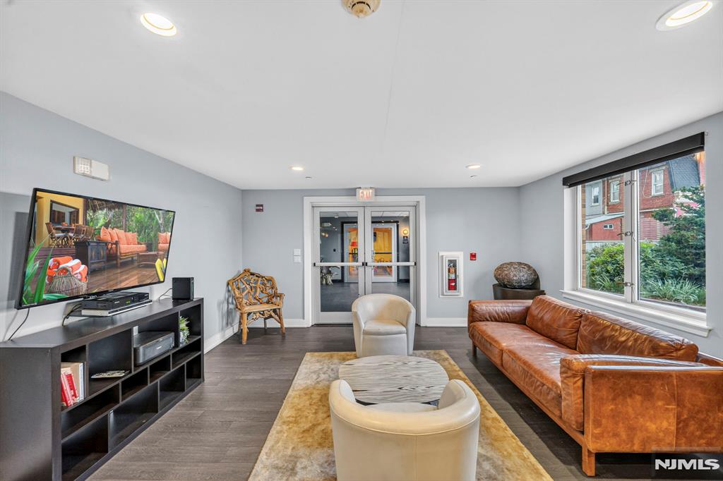 3312 Hudson Avenue 12K