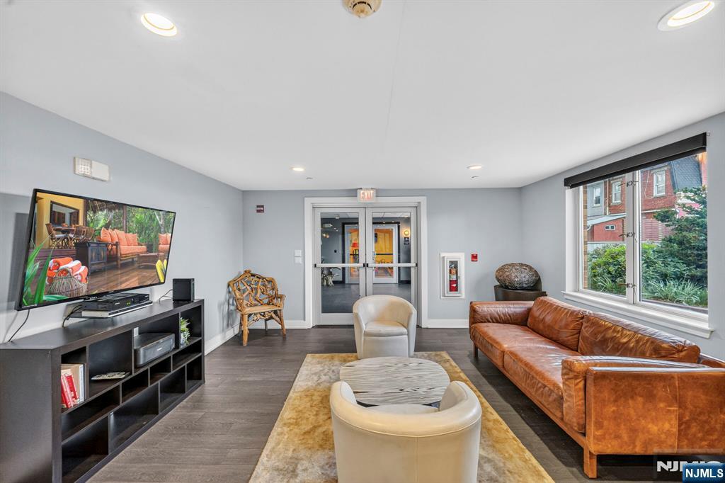 3312 Hudson Avenue 12K