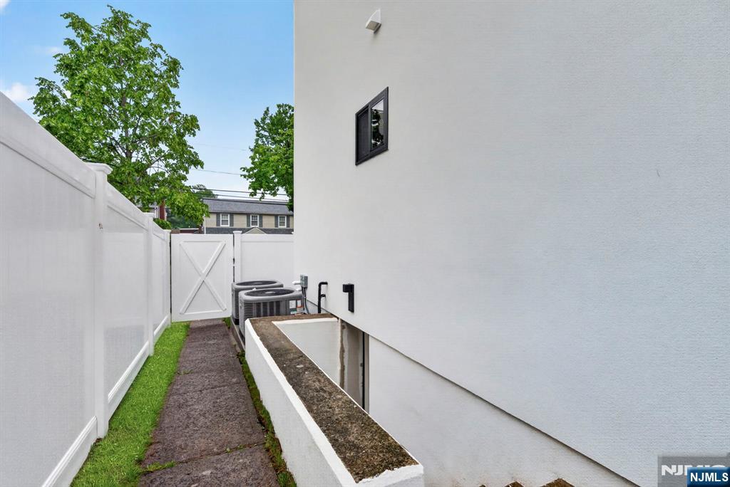 887 Linden Avenue