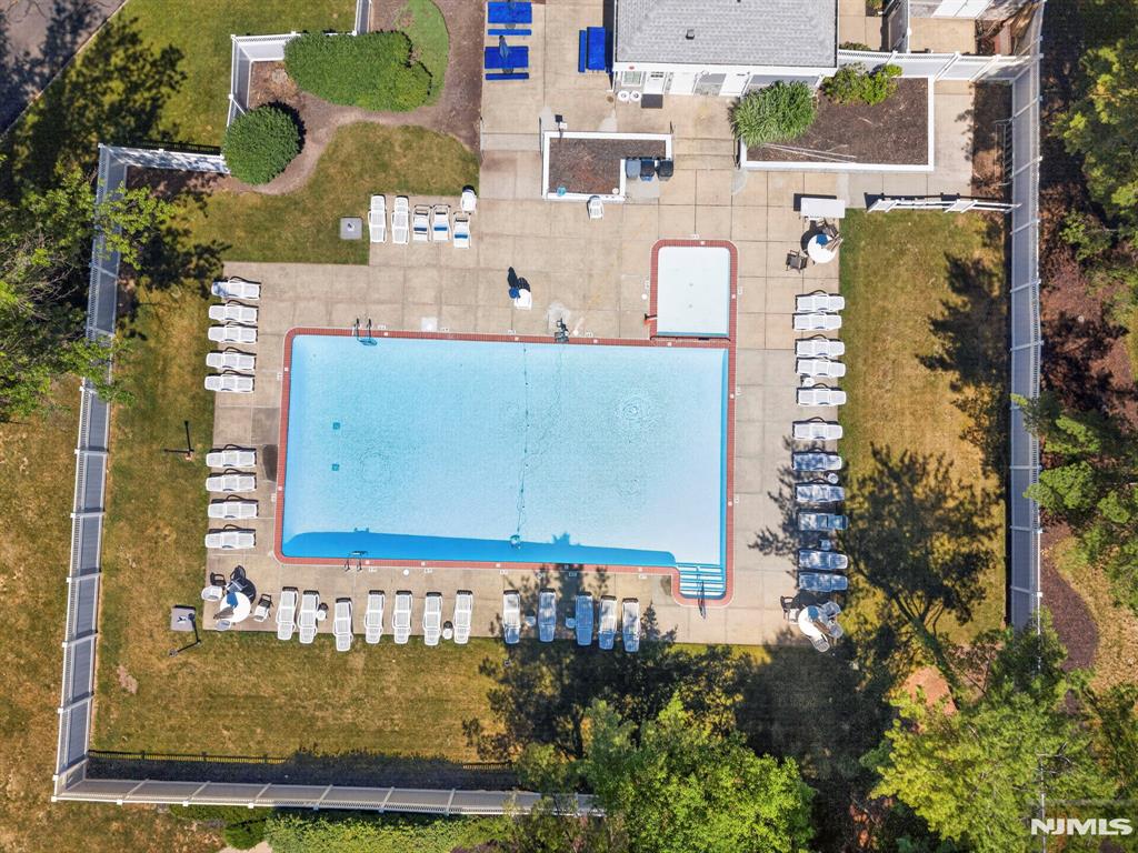 121 Country Club Drive 10