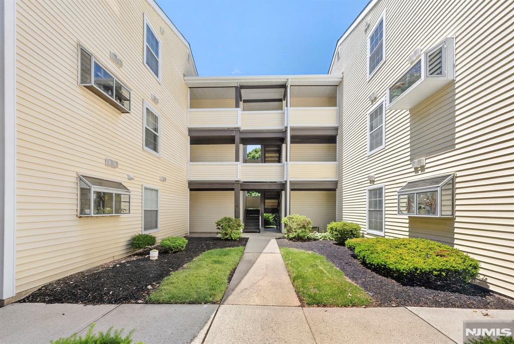 121 Country Club Drive 10