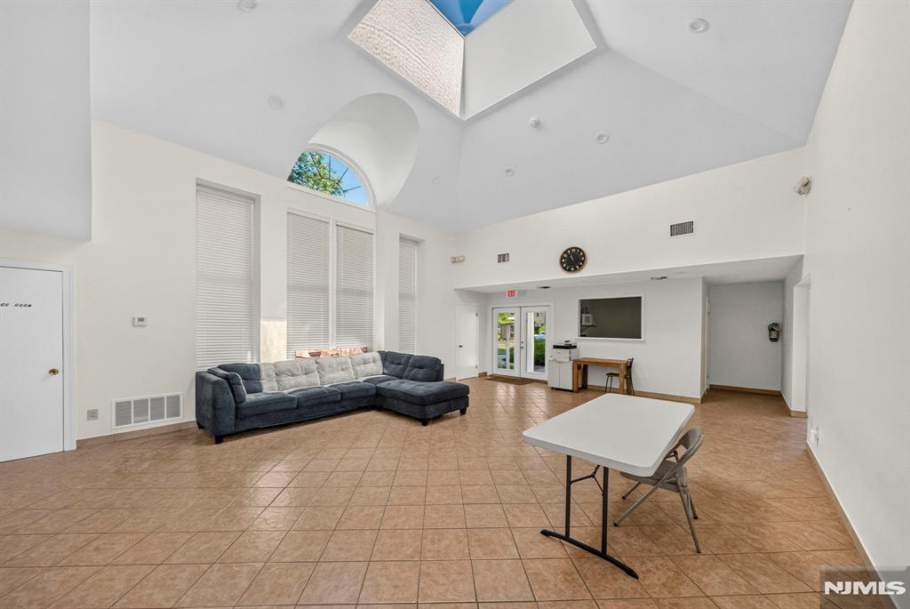 121 Country Club Drive 10